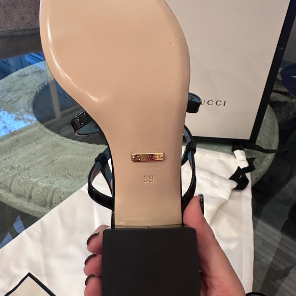 $850 Gucci New in Box Black Patent Leather Bee  Sandals sz 39 (8) - Picture 13 of 15